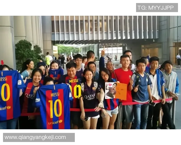 国外球迷热情拥抱足球明星精彩瞬间视频集锦